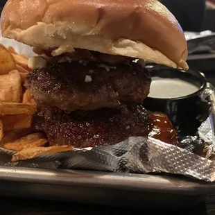 My non-smashed smash burger... this looks ridiculous, and that&apos;s how it was to try and eat this.