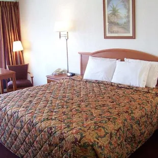 MH TravelersInn Suites Oklahoma KingBed