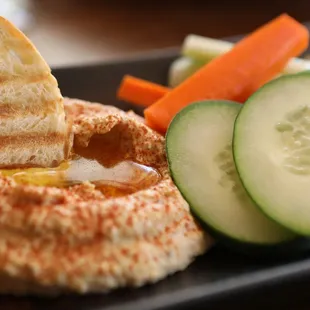 Hummus w/veggies and toasted bread