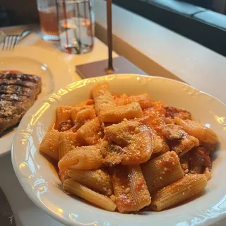 Rigatoni con Guanciale e Pomodorini