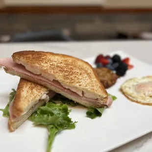 Non solo toast on the brunch menu