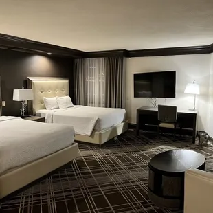 Clean, modern looking room.