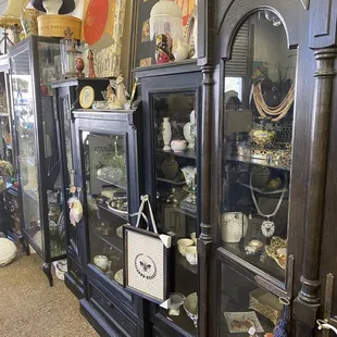 Display cases feature Crystal, Vaseline glass, gift boxes, jewelry and more. Great place to find a gift!