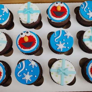 Elmo&apos;s Winter Wonderland Cupcakes