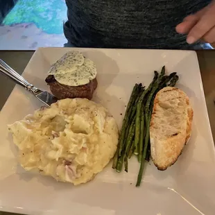 Filet with potatoes, asparagus and bread
