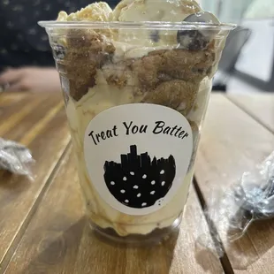 Cookie cup with turtle ice cream and s&apos;mores cookies