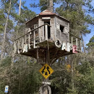 a tree house in the middle of a wooded area