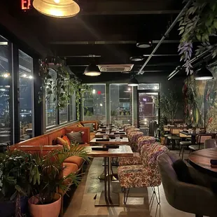 a view of a restaurant from the outside