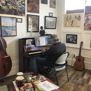 Playing the very old spinet piano