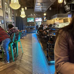 The restaurant at its peak fullness...