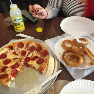 Awesome pizza and Onion Rings are delicious! Customer Services is great !