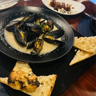 Blue Cheese Mussels