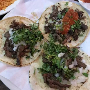 Yo queries tacos de bistec! Great tacos with a medium+ hot sauce. Great flavor.