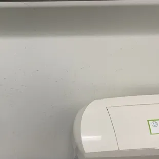 Dirty bathroom walls. Early on at 4pm, this tells me no one has cleaned the bathroom