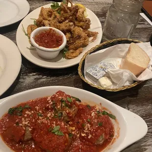 Fried calamari, bread, 4 meatballs