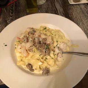Fettuccini Alfredo with shrimp and mushroom