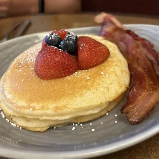 Kids pancakes and bacon
