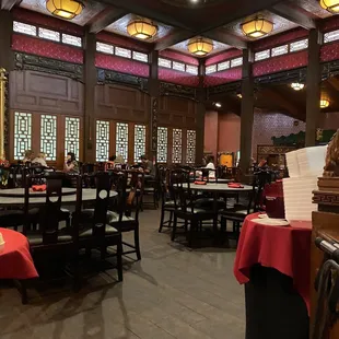 dining room with red tablecloths
