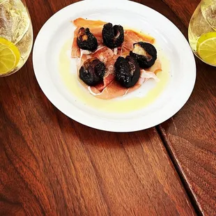 Figs with Gorgonzola and sangria