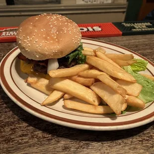 Pub Burger with chips