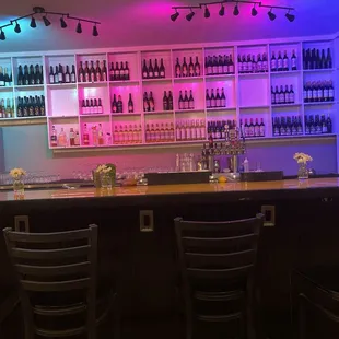 Electric outlet plugs and purse hooks at each area at the bar. Nice!