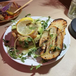 Tartar de Atún y Aguacate (marinated salmon, avocado, lemon)