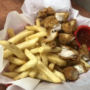 Kid's meal chicken tenders with fries