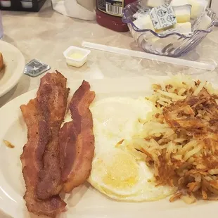 2 eggs, 4 bacon, toast and hash browns.