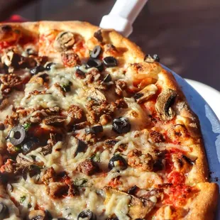 Build your own pizza: Vegan Daiya cheese, Impossible burger meat, veggies