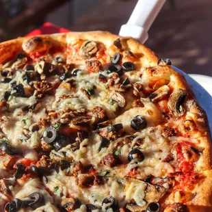 Build your own pizza: Vegan Daiya cheese, Impossible burger meat, veggies