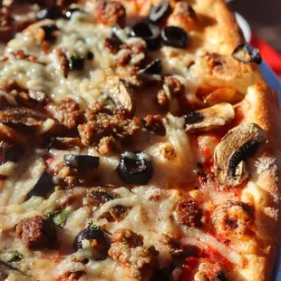 Build your own pizza: Vegan Daiya cheese, Impossible burger meat, veggies