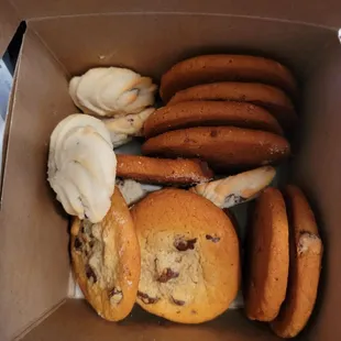 I was surprised with these amazing chocolate chip cookies from my boyfriend! Gourmet and regular chocolate chip cookies!!