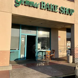 Storefront: 2 tables and chairs outside