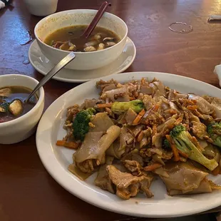 Tom Yam Goong Small Size &amp; Pad See Ew
