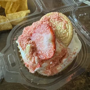 Strawberry lemonade cupcake