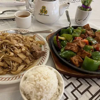 Stir-Fried Beef Flat Rice Noodles