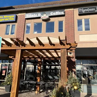 the outside of a coffee shop