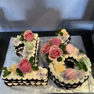 Carved 16 cake with pink rose and macaroons