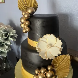 Black &amp; gold 40th birthday cake