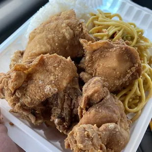 I asked for Fried Chicken Pinakbet Mix Plate but Uncle gave me Fried Chicken Pancit Mix Plate :(