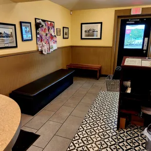 Oct 2022: The waiting area-- a third bench is not pictured.