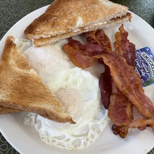 Break (2 eggs, meat, toast)
