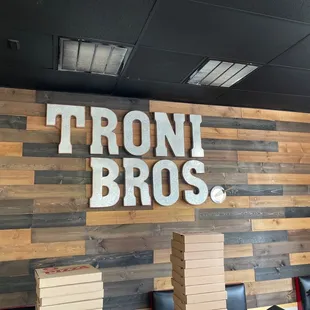 troni bros pizza