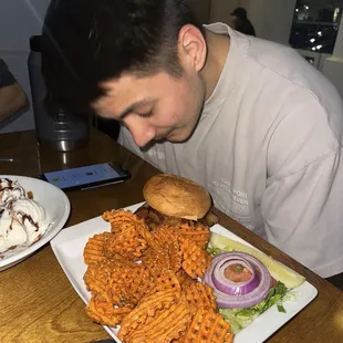 Hot N&apos; Smokey burger