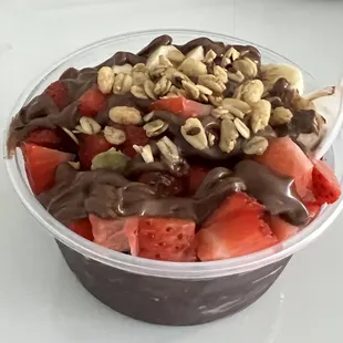 Customized bowl (strawberry, banana, granola, Nutella)