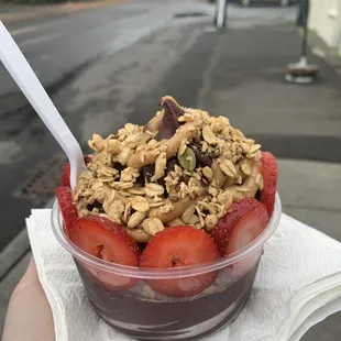 Açaí bowl with strawberry and granola