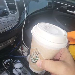 Enseñarle modales ocasión a la gente que trabajan ahí muy ruda y de una avena grande y esto es lo que me dan $6