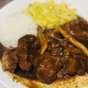 Entree: Oxtails with white rice and cabbage