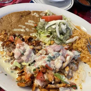Polla Cochondo, chicken, chorizo, pico, topped with a cheese sauce, authentic refried bean, rice and the guacamole was perfect.