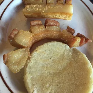 Chicharron Con Arepa